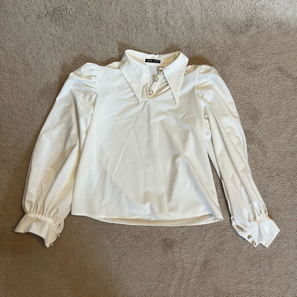 Off white Blouse with Collar and Buttons